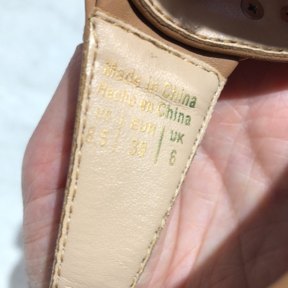 Aldo 8.5 Nude T-strap Flat Sandals with Gold Hardware. - Picture 10 of 10